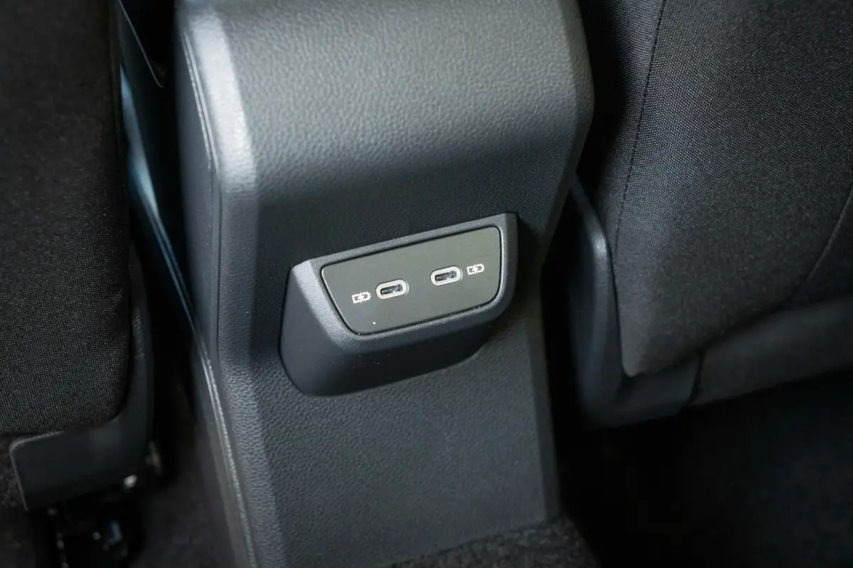 Life Edition | 'App-Connect' smartphone integratie | Airconditioning automatisch (Climatronic), 2-zone | Buitenspiegels elektrisch instel- verwarm- en inklapbaar