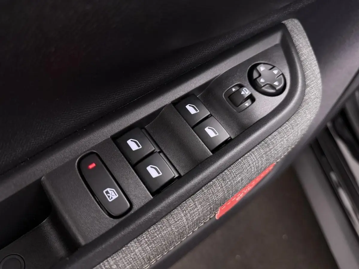 1.2 Hybrid automaat 145pk Plus Camera/4S.Banden/ Ecc/CarPlay/Comfortstoelen