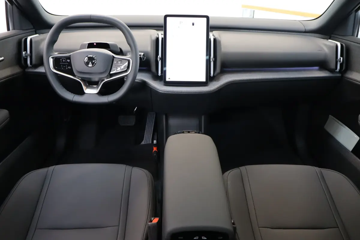 P5 69 kWh Europa Ultra Black Edition | 20" Y-spaak | Black interior | Pano-dak | 360°