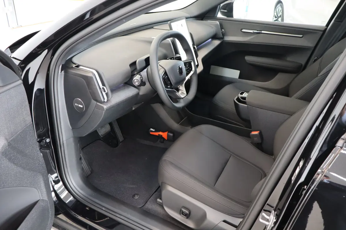 P5 69 kWh Europa Ultra Black Edition | 20" Y-spaak | Black interior | Pano-dak | 360°