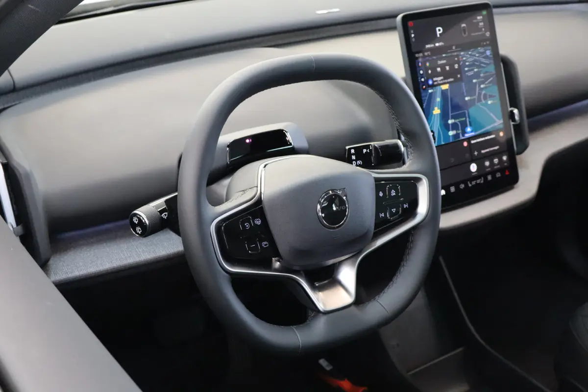 P5 69 kWh Europa Ultra Black Edition | 20" Y-spaak | Black interior | Pano-dak | 360°