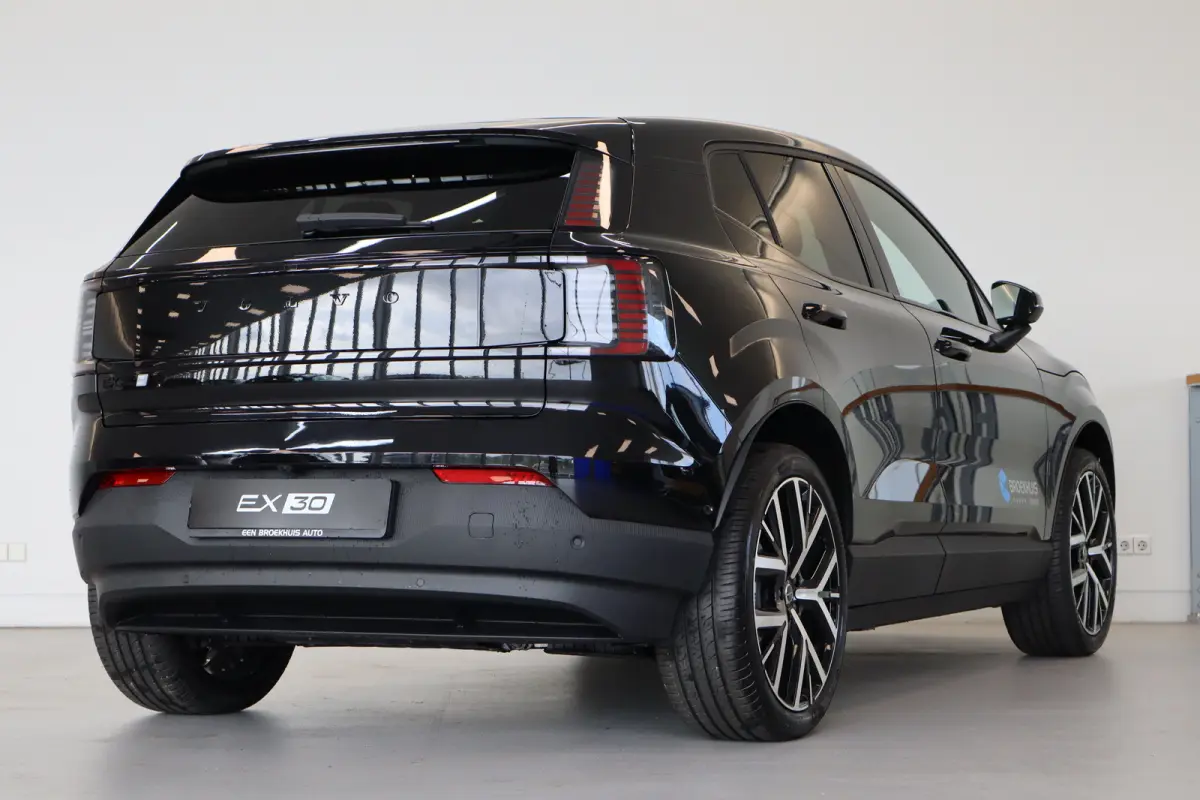 P5 69 kWh Europa Ultra Black Edition | 20" Y-spaak | Black interior | Pano-dak | 360°