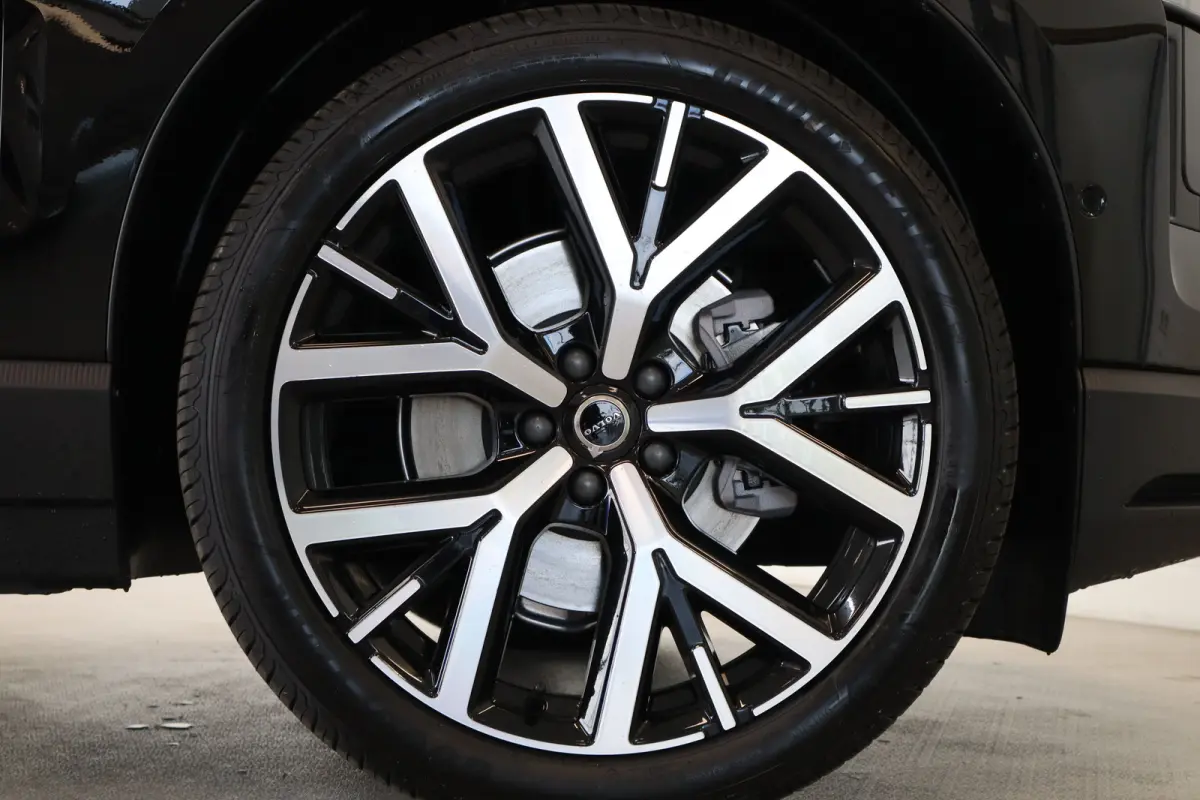 P5 69 kWh Europa Ultra Black Edition | 20" Y-spaak | Black interior | Pano-dak | 360°