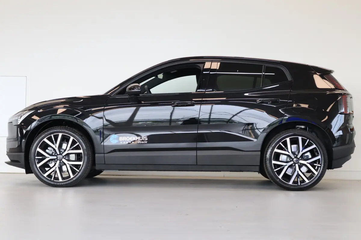 P5 69 kWh Europa Ultra Black Edition | 20" Y-spaak | Black interior | Pano-dak | 360°