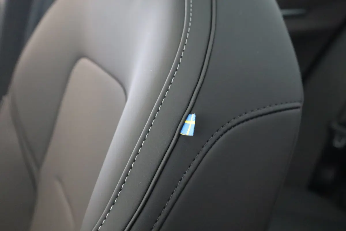 P5 69 kWh Europa Ultra Black Edition | 20" Y-spaak | Black interior | Pano-dak | 360°