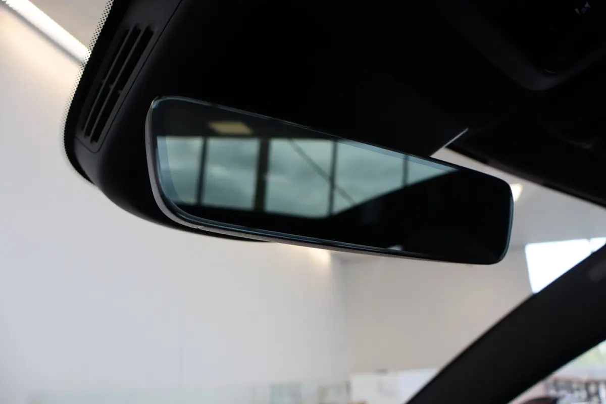 P5 69 kWh Europa Ultra Black Edition | 20" Y-spaak | Black interior | Pano-dak | 360°