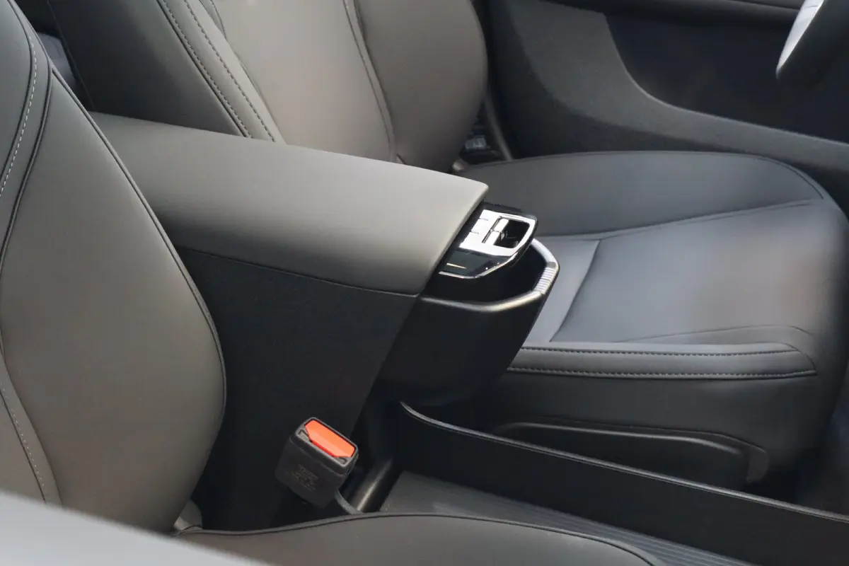 P5 69 kWh Europa Ultra Black Edition | 20" Y-spaak | Black interior | Pano-dak | 360°