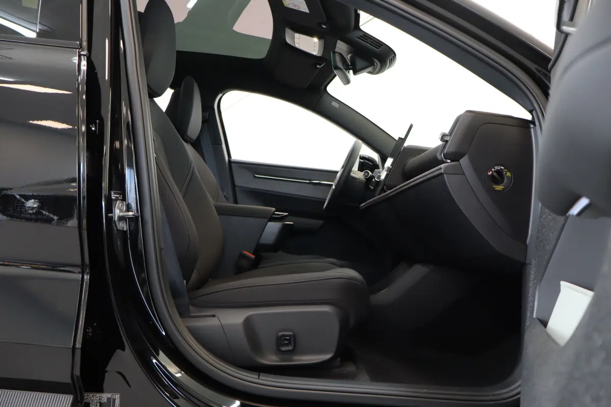 P5 69 kWh Europa Ultra Black Edition | 20" Y-spaak | Black interior | Pano-dak | 360°