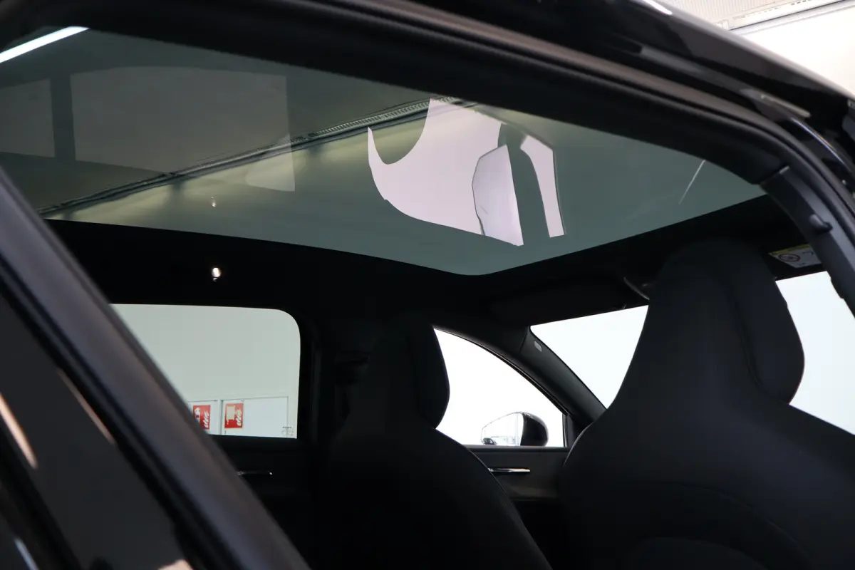 P5 69 kWh Europa Ultra Black Edition | 20" Y-spaak | Black interior | Pano-dak | 360°