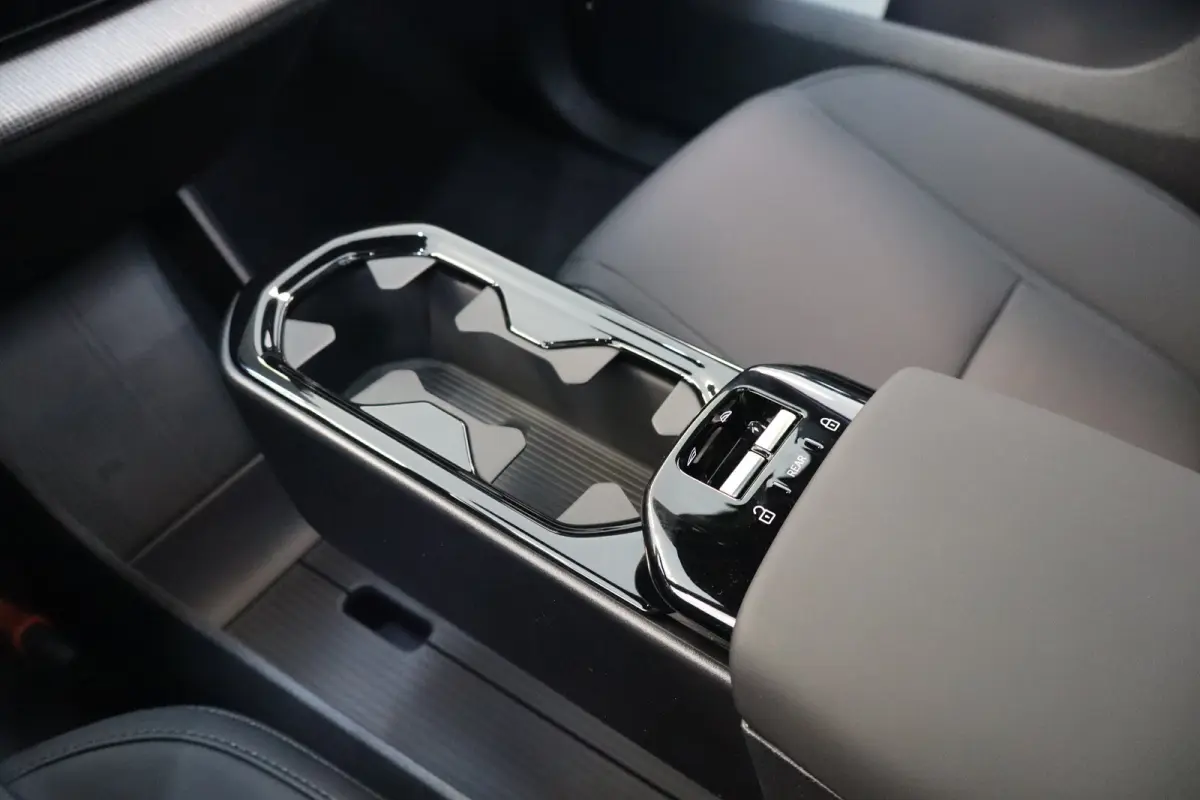 P5 69 kWh Europa Ultra Black Edition | 20" Y-spaak | Black interior | Pano-dak | 360°