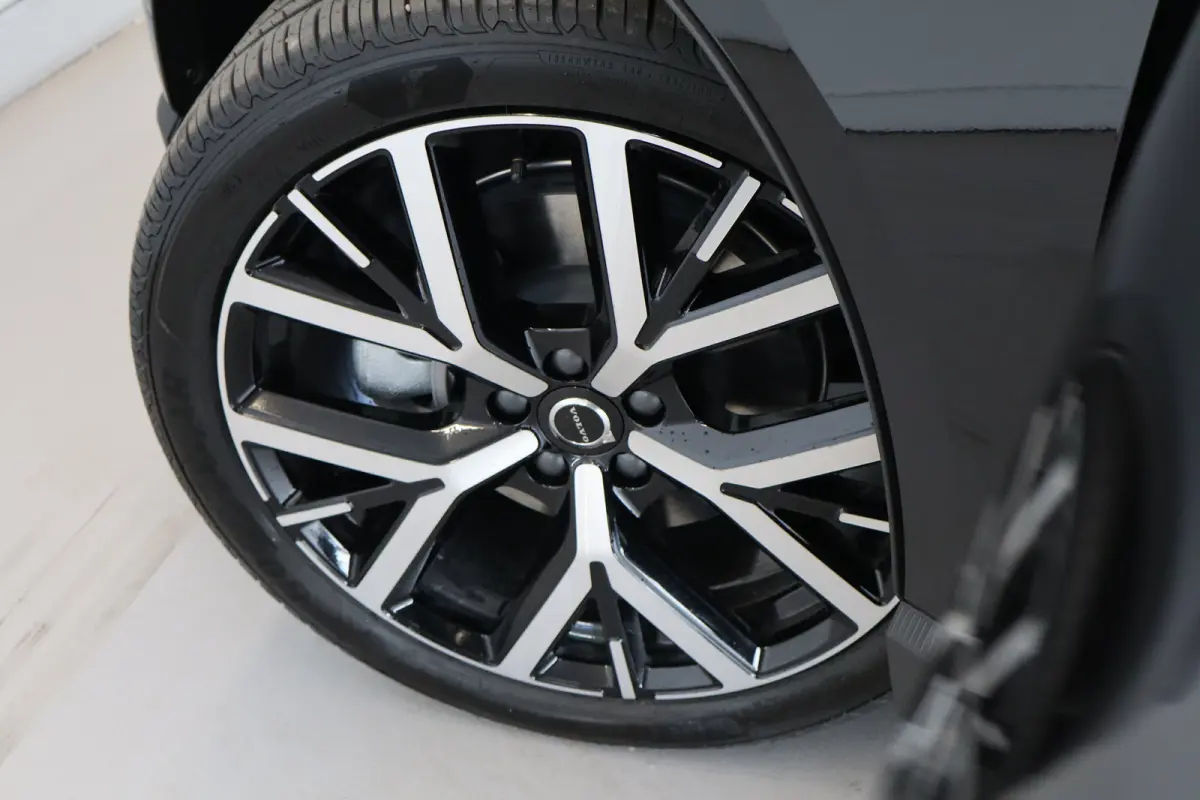 P5 69 kWh Europa Ultra Black Edition | 20" Y-spaak | Black interior | Pano-dak | 360°