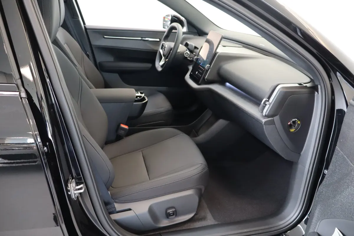 P5 69 kWh Europa Ultra Black Edition | 20" Y-spaak | Black interior | Pano-dak | 360°