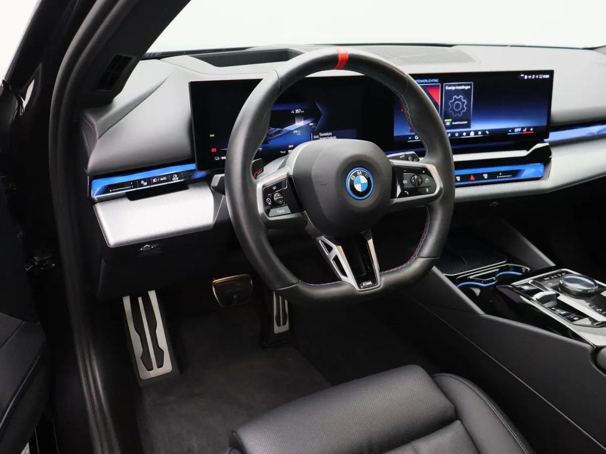 M60 xDrive Innovation Pack | Travel Pack | Comfort Pack | Panoramadak | Comfortstoelen + Stoelventilatie | Driving Assistant Professional | Harman Kardon | 19''