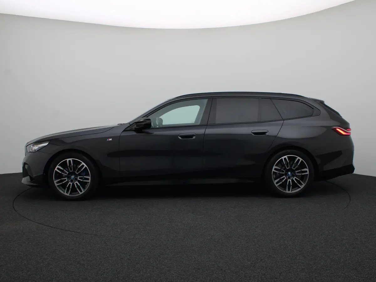 M60 xDrive Innovation Pack | Travel Pack | Comfort Pack | Panoramadak | Comfortstoelen + Stoelventilatie | Driving Assistant Professional | Harman Kardon | 19''
