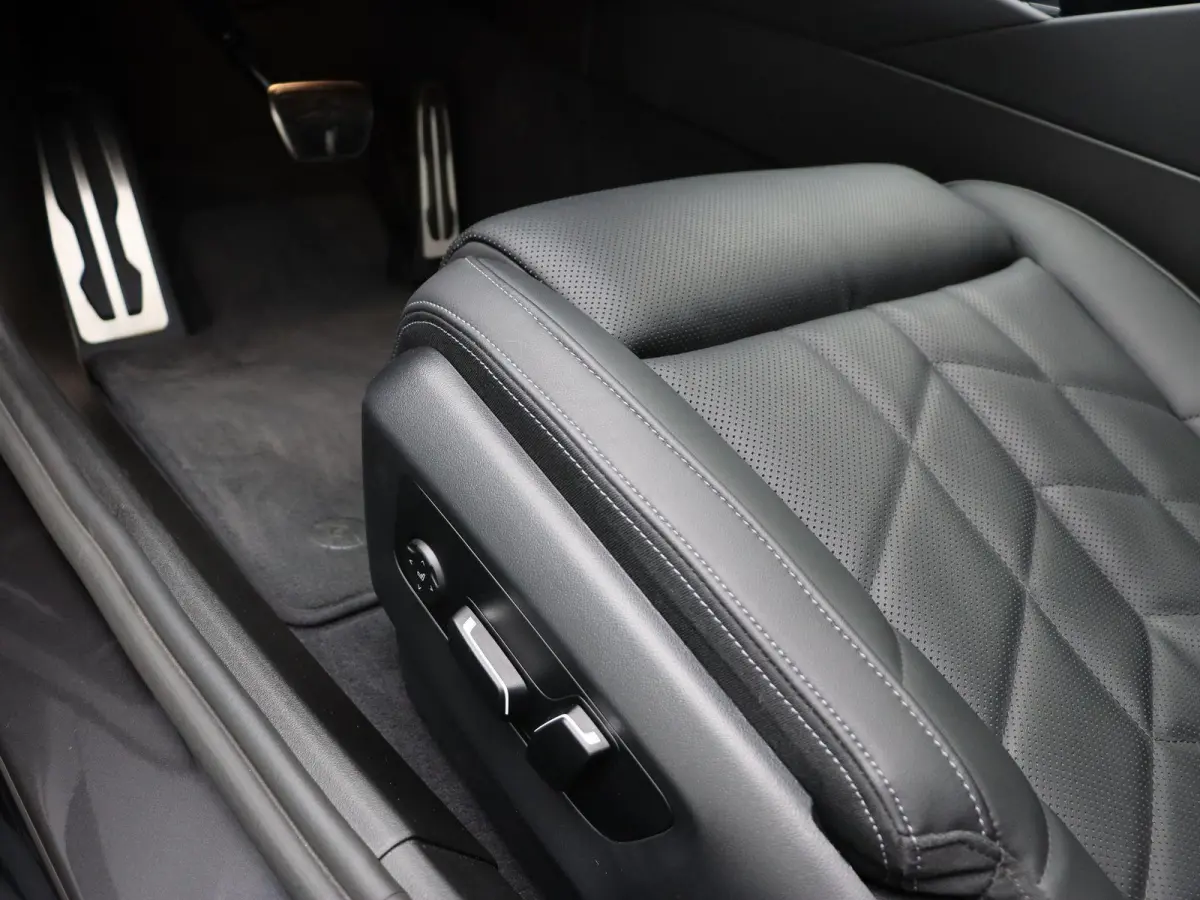 M60 xDrive Innovation Pack | Travel Pack | Comfort Pack | Panoramadak | Comfortstoelen + Stoelventilatie | Driving Assistant Professional | Harman Kardon | 19''
