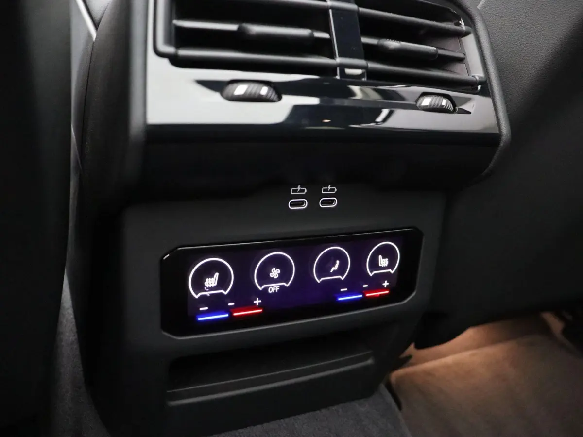 M60 xDrive Innovation Pack | Travel Pack | Comfort Pack | Panoramadak | Comfortstoelen + Stoelventilatie | Driving Assistant Professional | Harman Kardon | 19''