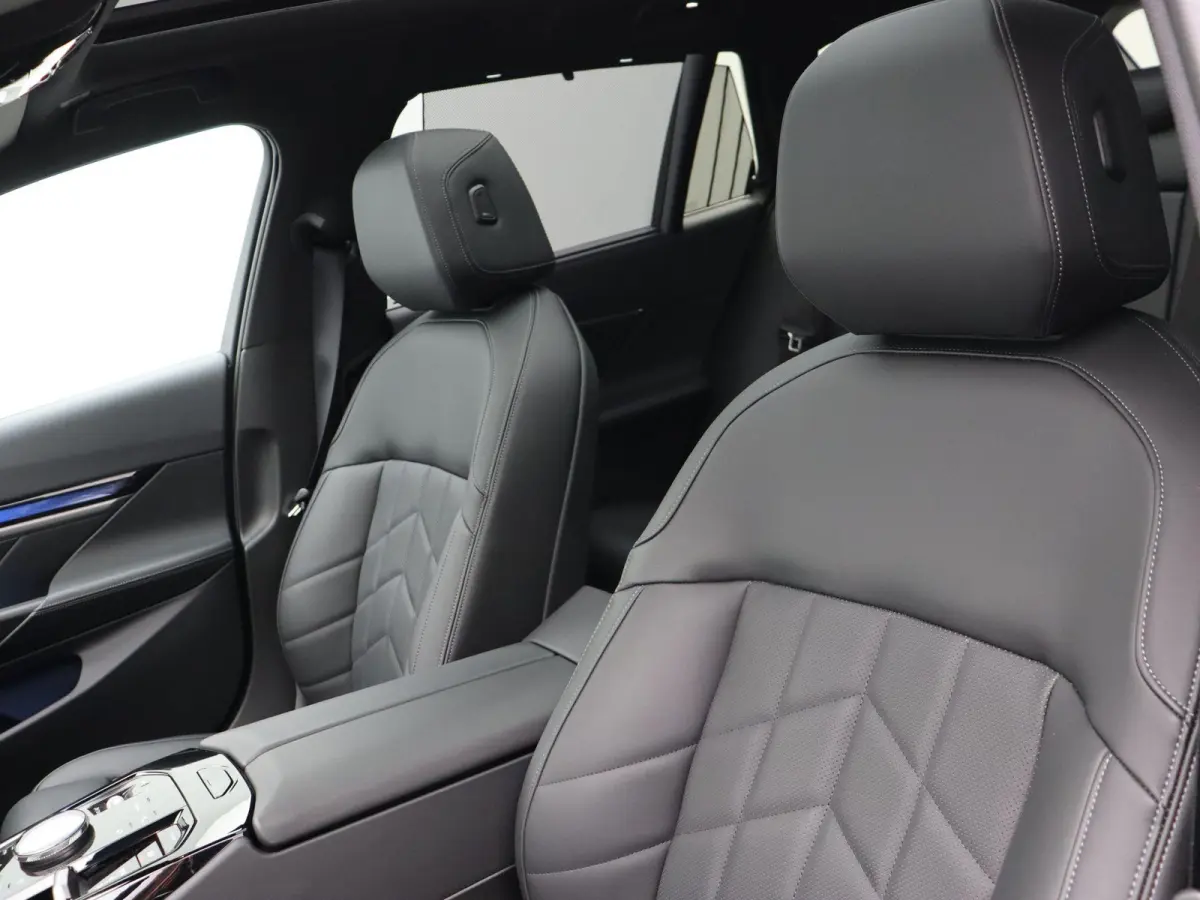 M60 xDrive Innovation Pack | Travel Pack | Comfort Pack | Panoramadak | Comfortstoelen + Stoelventilatie | Driving Assistant Professional | Harman Kardon | 19''