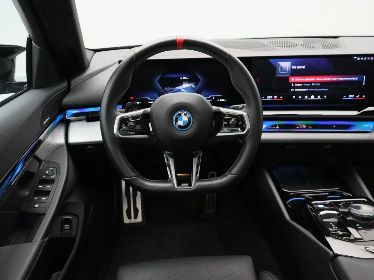 M60 xDrive Innovation Pack | Travel Pack | Comfort Pack | Panoramadak | Comfortstoelen + Stoelventilatie | Driving Assistant Professional | Harman Kardon | 19''