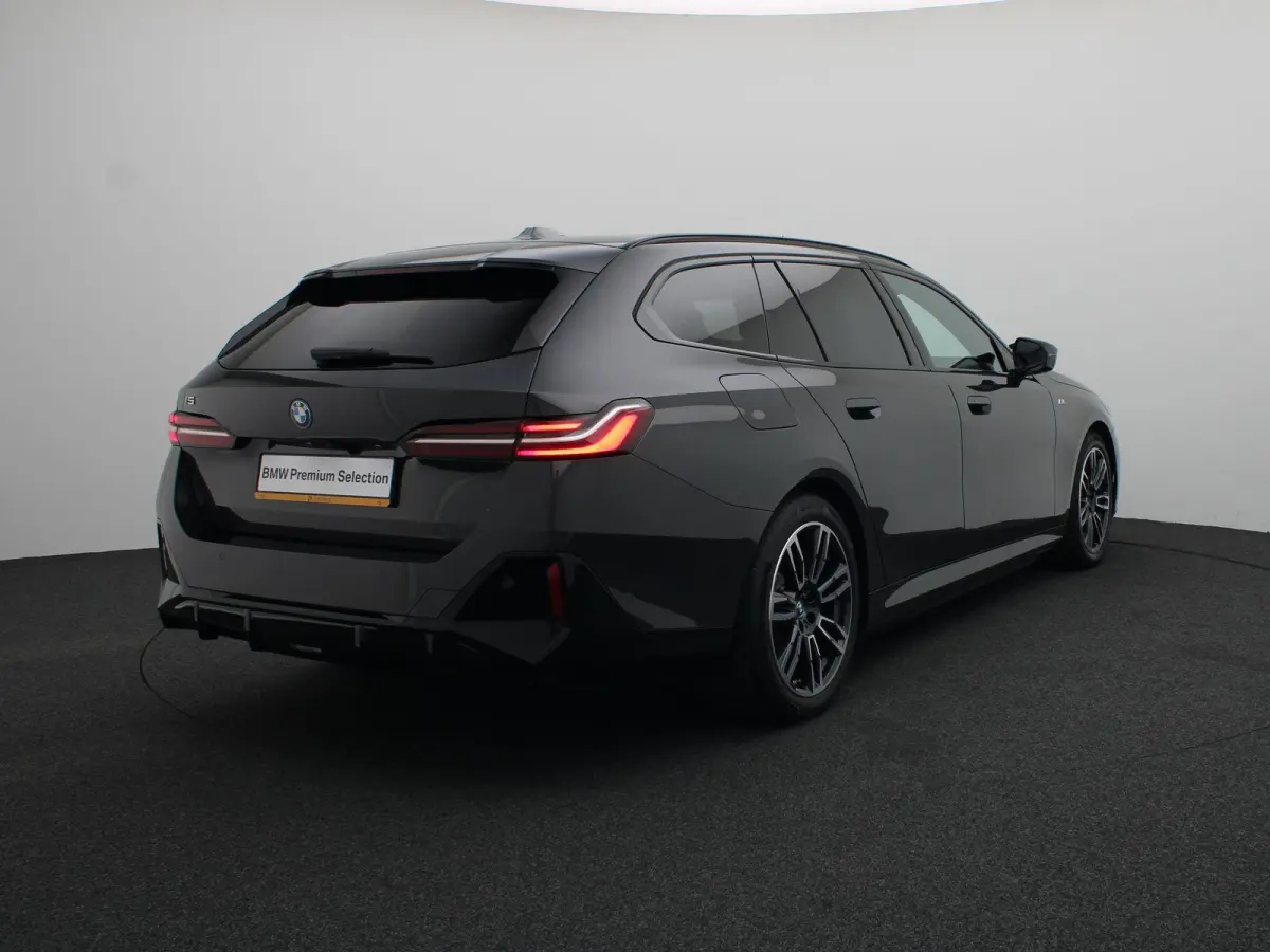 M60 xDrive Innovation Pack | Travel Pack | Comfort Pack | Panoramadak | Comfortstoelen + Stoelventilatie | Driving Assistant Professional | Harman Kardon | 19''