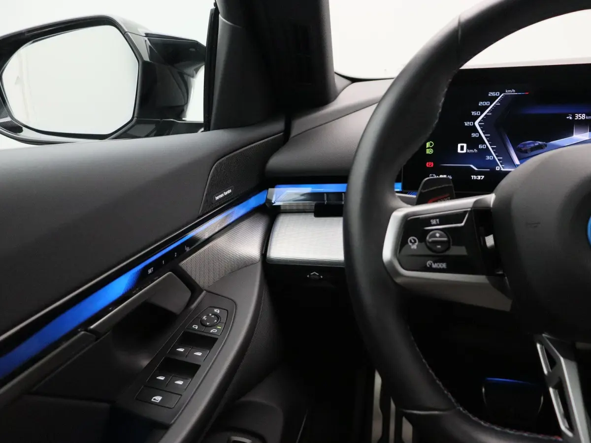 M60 xDrive Innovation Pack | Travel Pack | Comfort Pack | Panoramadak | Comfortstoelen + Stoelventilatie | Driving Assistant Professional | Harman Kardon | 19''