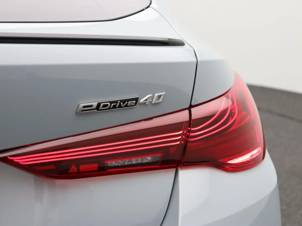 eDrive40 M Sportpakket Pro | Innovation Pack | Comfort Pack | Schuifdak | Driving Assistant | Harman Kardon | 19''