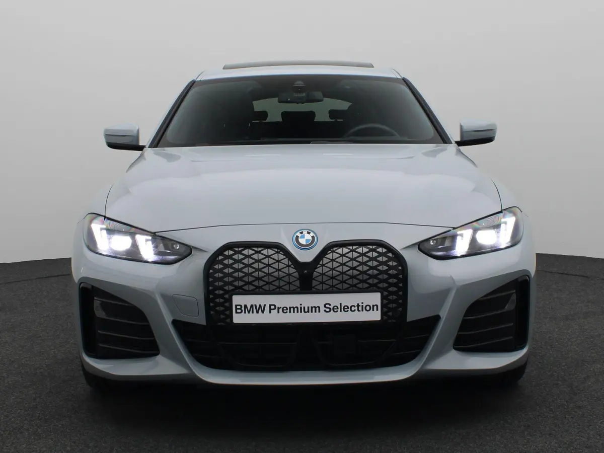 eDrive40 M Sportpakket Pro | Innovation Pack | Comfort Pack | Schuifdak | Driving Assistant | Harman Kardon | 19''
