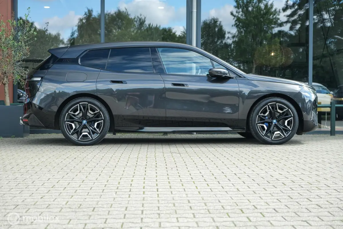 xDrive40 High Executive 77 kWh | 98% SOH | Sport Package | Pano Sky lounge | Harman Kardon | Laser | HUD | Stoelverwarming voor en achter | Trekhaak | 22 Inch | ACC