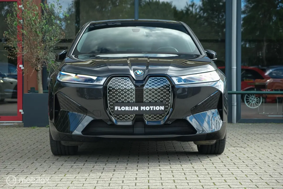 xDrive40 High Executive 77 kWh | 98% SOH | Sport Package | Pano Sky lounge | Harman Kardon | Laser | HUD | Stoelverwarming voor en achter | Trekhaak | 22 Inch | ACC