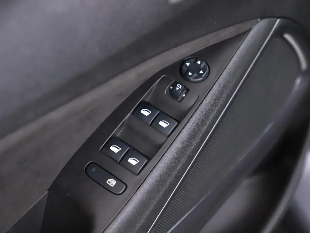 1.2T 130pk Automaat Ultimate Trekhaak/Alcantara/ 4S.Banden/Winterpakket/Camera/Nav/Keyless