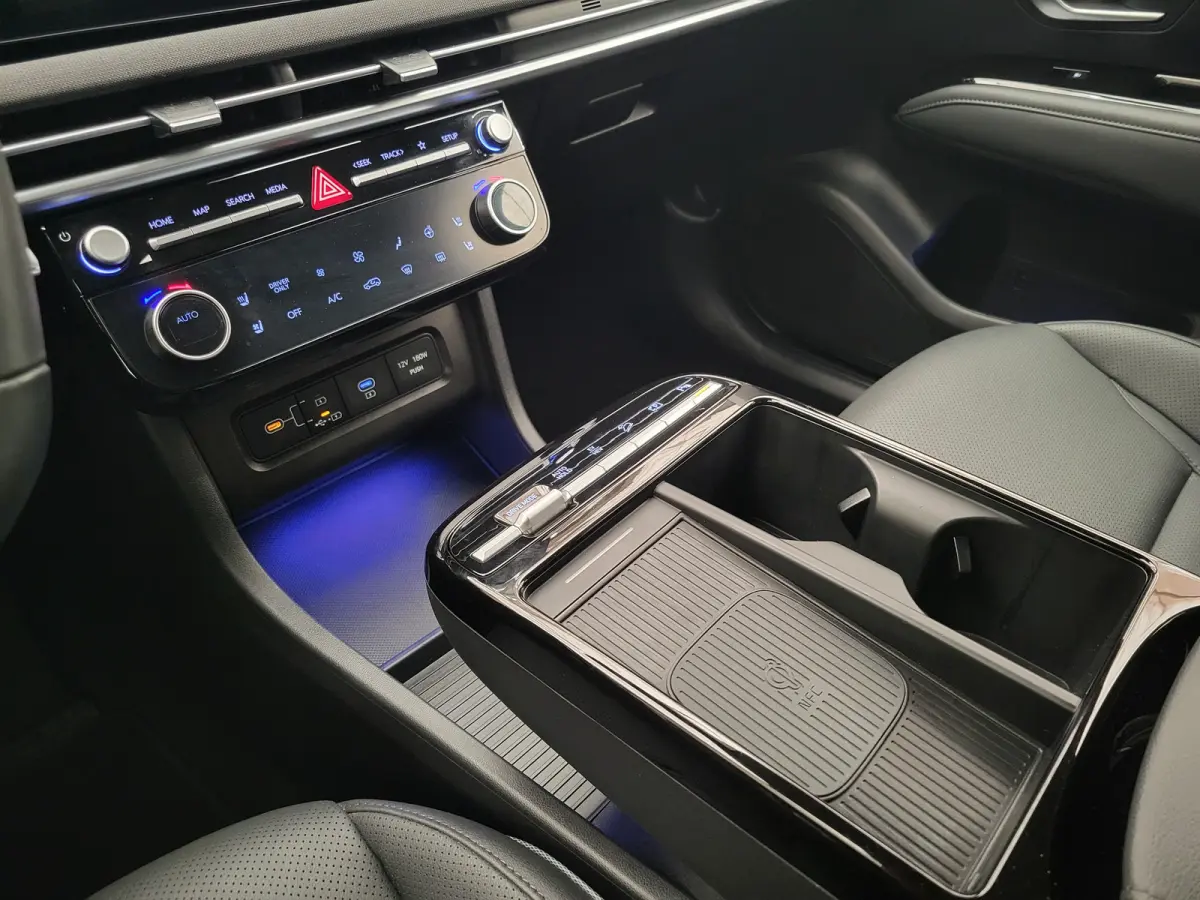 1.6 T-GDI PHEV Premium | Achterbank in delen neerklapbaar | Achterruitverwarming | Achteruitrij assistent | Leder | Stoelverwarming & Stoelventilatie | Elektrische achterklep | Elektr. stoel