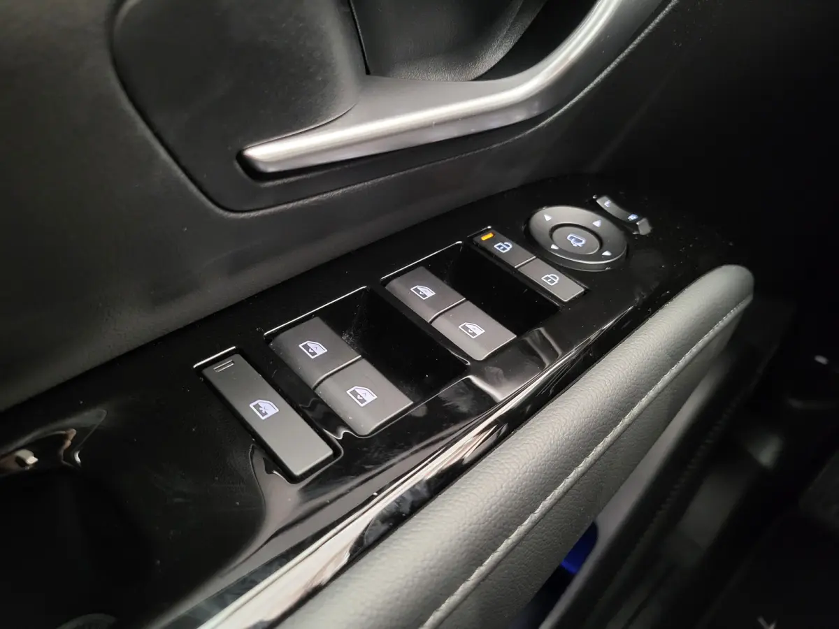 1.6 T-GDI PHEV Premium | Achterbank in delen neerklapbaar | Achterruitverwarming | Achteruitrij assistent | Leder | Stoelverwarming & Stoelventilatie | Elektrische achterklep | Elektr. stoel