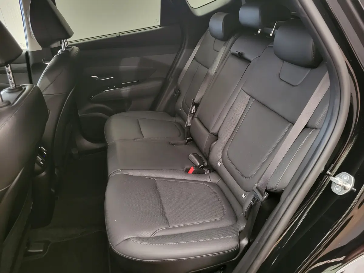 1.6 T-GDI PHEV Premium | Achterbank in delen neerklapbaar | Achterruitverwarming | Achteruitrij assistent | Leder | Stoelverwarming & Stoelventilatie | Elektrische achterklep | Elektr. stoel