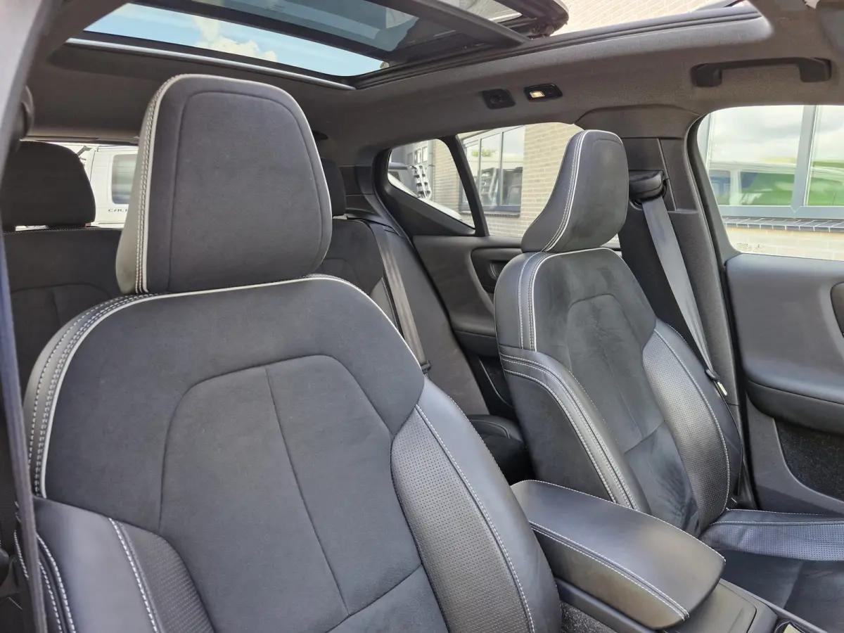 P8 AWD R-Design | Climate Pack (achterbank verwarmd) | Pack Lounge (audio installatie high end, elektrisch glazen schuif-/kanteldak, parkeersensor voor, rondomzicht camera)