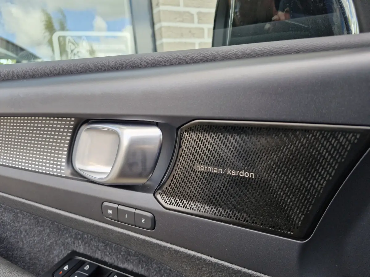 P8 AWD R-Design | Climate Pack (achterbank verwarmd) | Pack Lounge (audio installatie high end, elektrisch glazen schuif-/kanteldak, parkeersensor voor, rondomzicht camera)