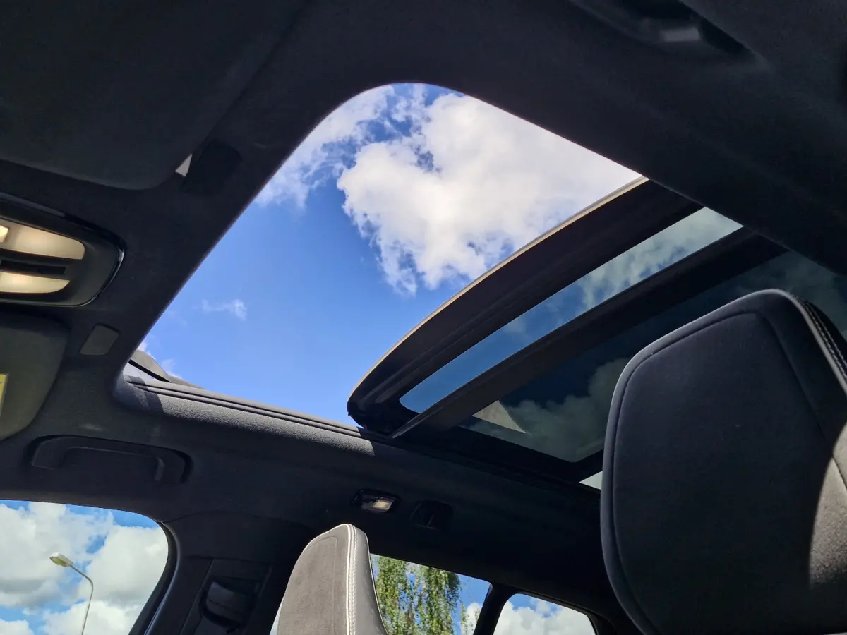 P8 AWD R-Design | Climate Pack (achterbank verwarmd) | Pack Lounge (audio installatie high end, elektrisch glazen schuif-/kanteldak, parkeersensor voor, rondomzicht camera)