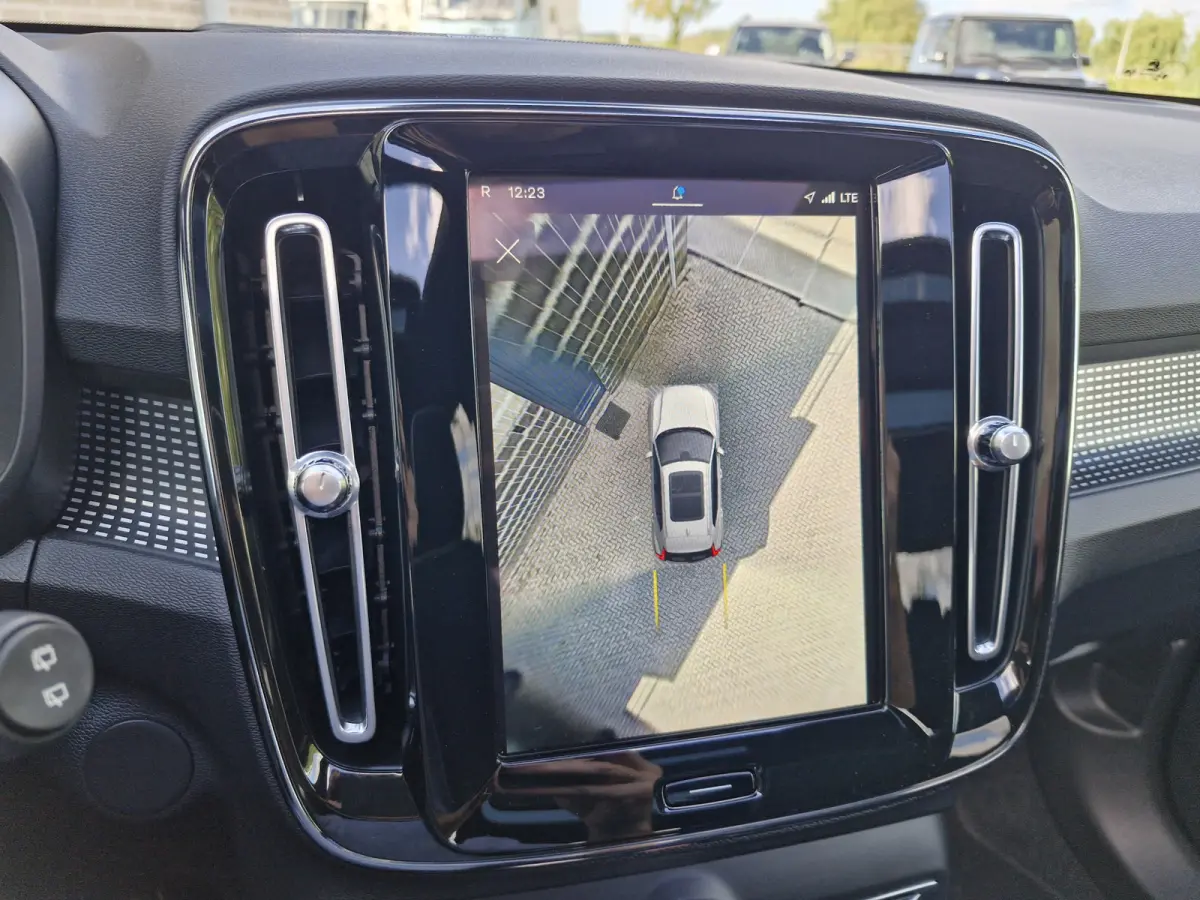P8 AWD R-Design | Climate Pack (achterbank verwarmd) | Pack Lounge (audio installatie high end, elektrisch glazen schuif-/kanteldak, parkeersensor voor, rondomzicht camera)