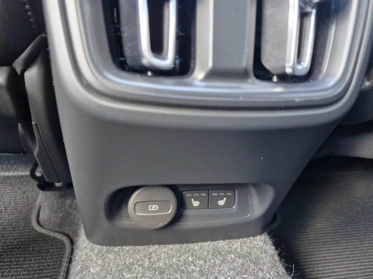 P8 AWD R-Design | Climate Pack (achterbank verwarmd) | Pack Lounge (audio installatie high end, elektrisch glazen schuif-/kanteldak, parkeersensor voor, rondomzicht camera)