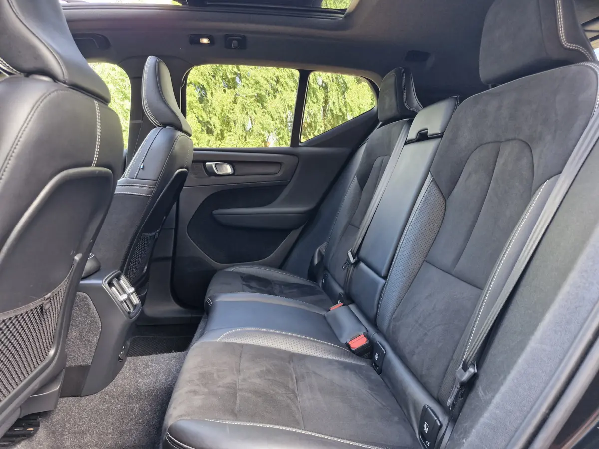 P8 AWD R-Design | Climate Pack (achterbank verwarmd) | Pack Lounge (audio installatie high end, elektrisch glazen schuif-/kanteldak, parkeersensor voor, rondomzicht camera)