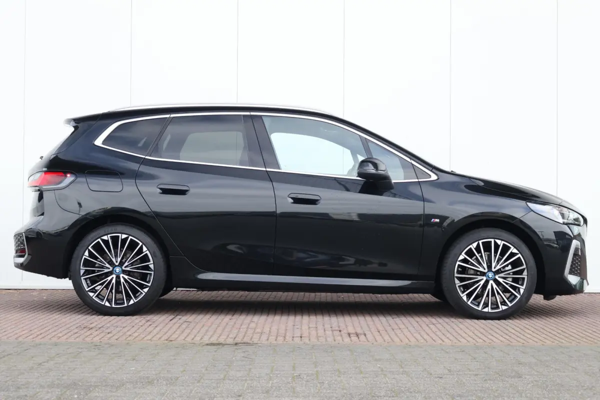 225e xDrive | SoH 99% | M-Sportpakket | LED | Navigatie | Trekhaak | Schuifdak | Keyles go | Sportstoelen | DAB | Harman-kardon sound | Alu 19 inch