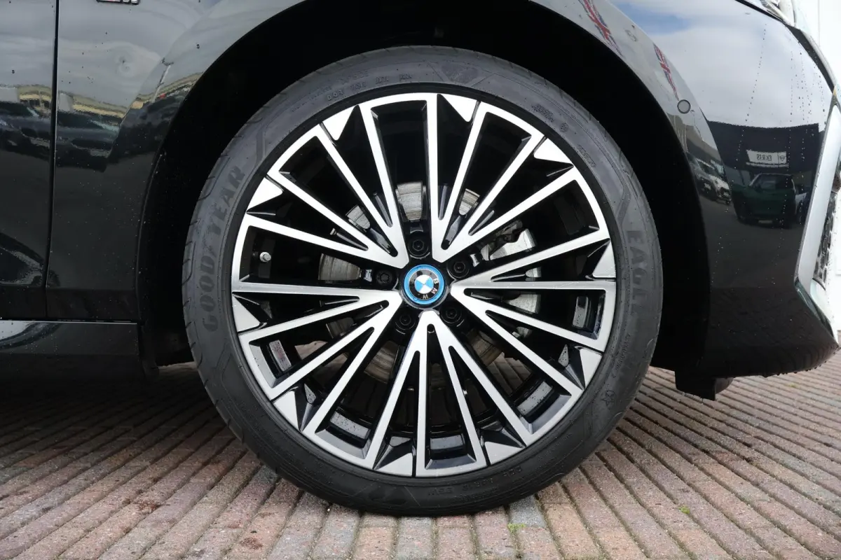 225e xDrive | SoH 99% | M-Sportpakket | LED | Navigatie | Trekhaak | Schuifdak | Keyles go | Sportstoelen | DAB | Harman-kardon sound | Alu 19 inch