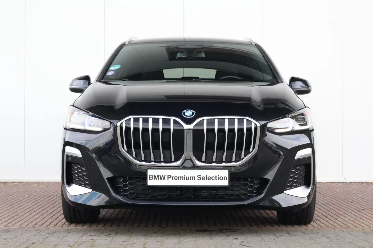 225e xDrive | SoH 99% | M-Sportpakket | LED | Navigatie | Trekhaak | Schuifdak | Keyles go | Sportstoelen | DAB | Harman-kardon sound | Alu 19 inch