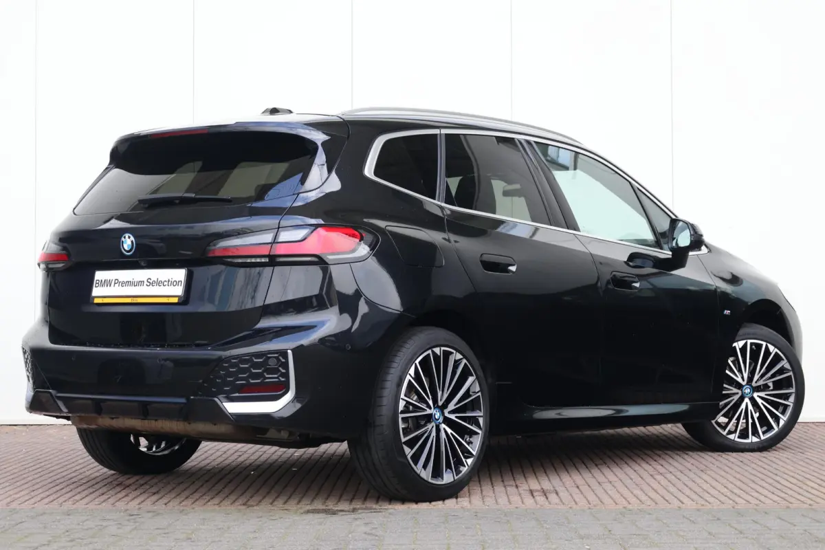 225e xDrive | SoH 99% | M-Sportpakket | LED | Navigatie | Trekhaak | Schuifdak | Keyles go | Sportstoelen | DAB | Harman-kardon sound | Alu 19 inch