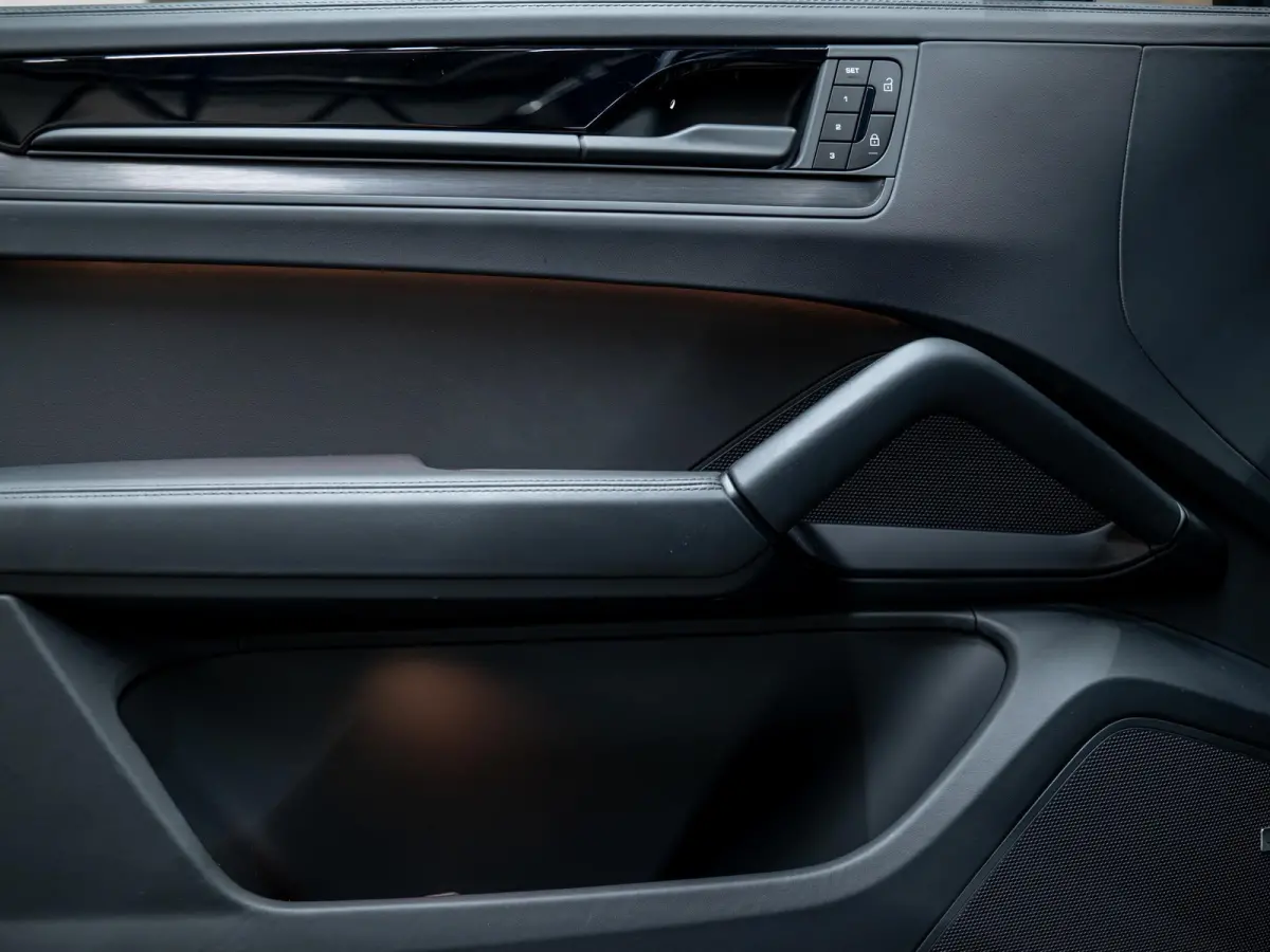 3.0 E-Hybrid Black Edition | SportDesign | Achterasbest. | 18-weg | PDCC | InnoDrive | HUD |