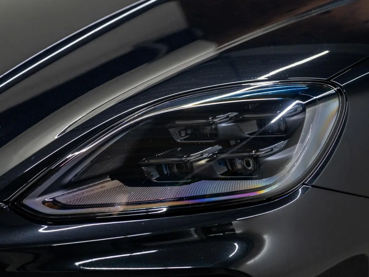 3.0 E-Hybrid Black Edition | SportDesign | Achterasbest. | 18-weg | PDCC | InnoDrive | HUD |