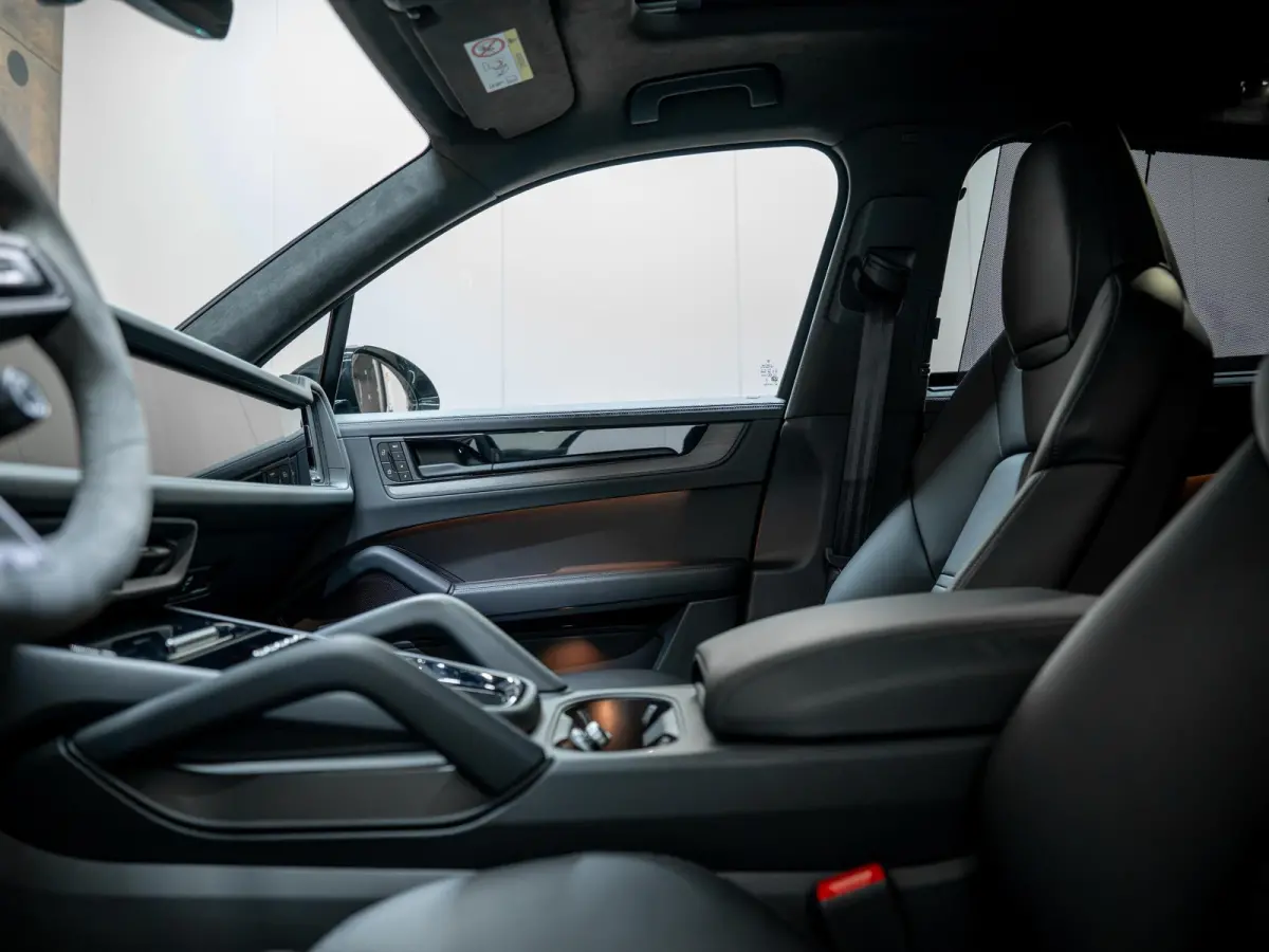 3.0 E-Hybrid Black Edition | SportDesign | Achterasbest. | 18-weg | PDCC | InnoDrive | HUD |