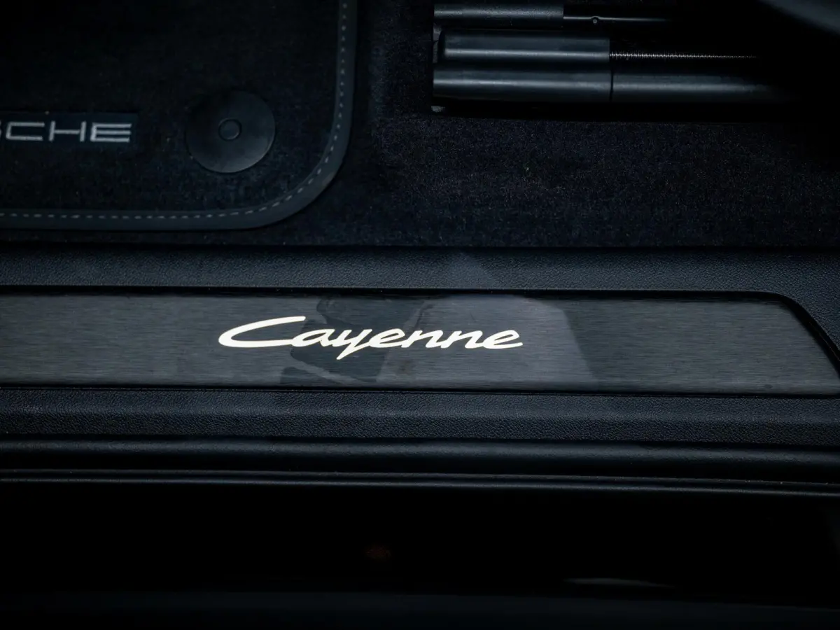 3.0 E-Hybrid Black Edition | SportDesign | Achterasbest. | 18-weg | PDCC | InnoDrive | HUD |