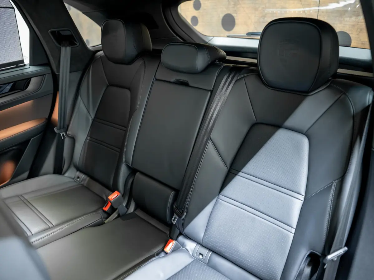 3.0 E-Hybrid Black Edition | SportDesign | Achterasbest. | 18-weg | PDCC | InnoDrive | HUD |