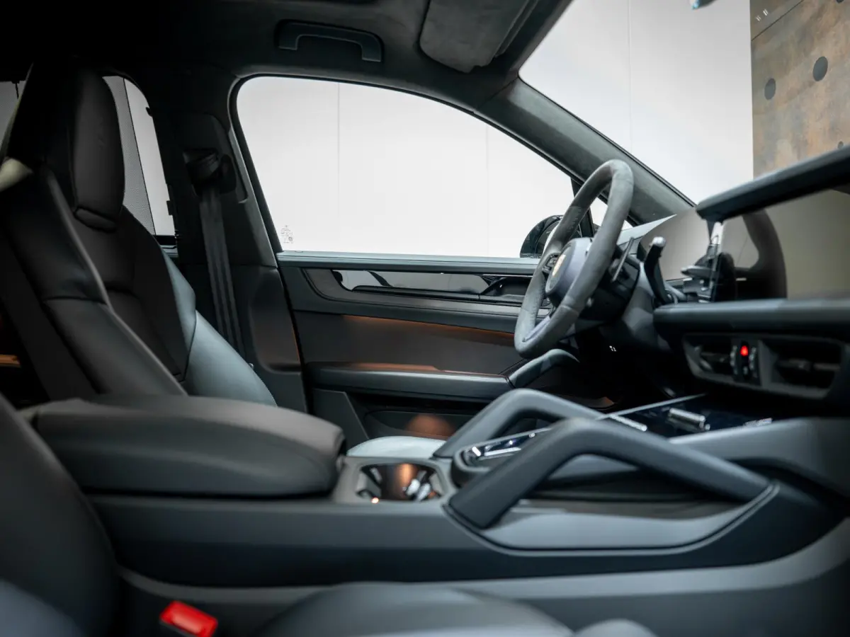 3.0 E-Hybrid Black Edition | SportDesign | Achterasbest. | 18-weg | PDCC | InnoDrive | HUD |
