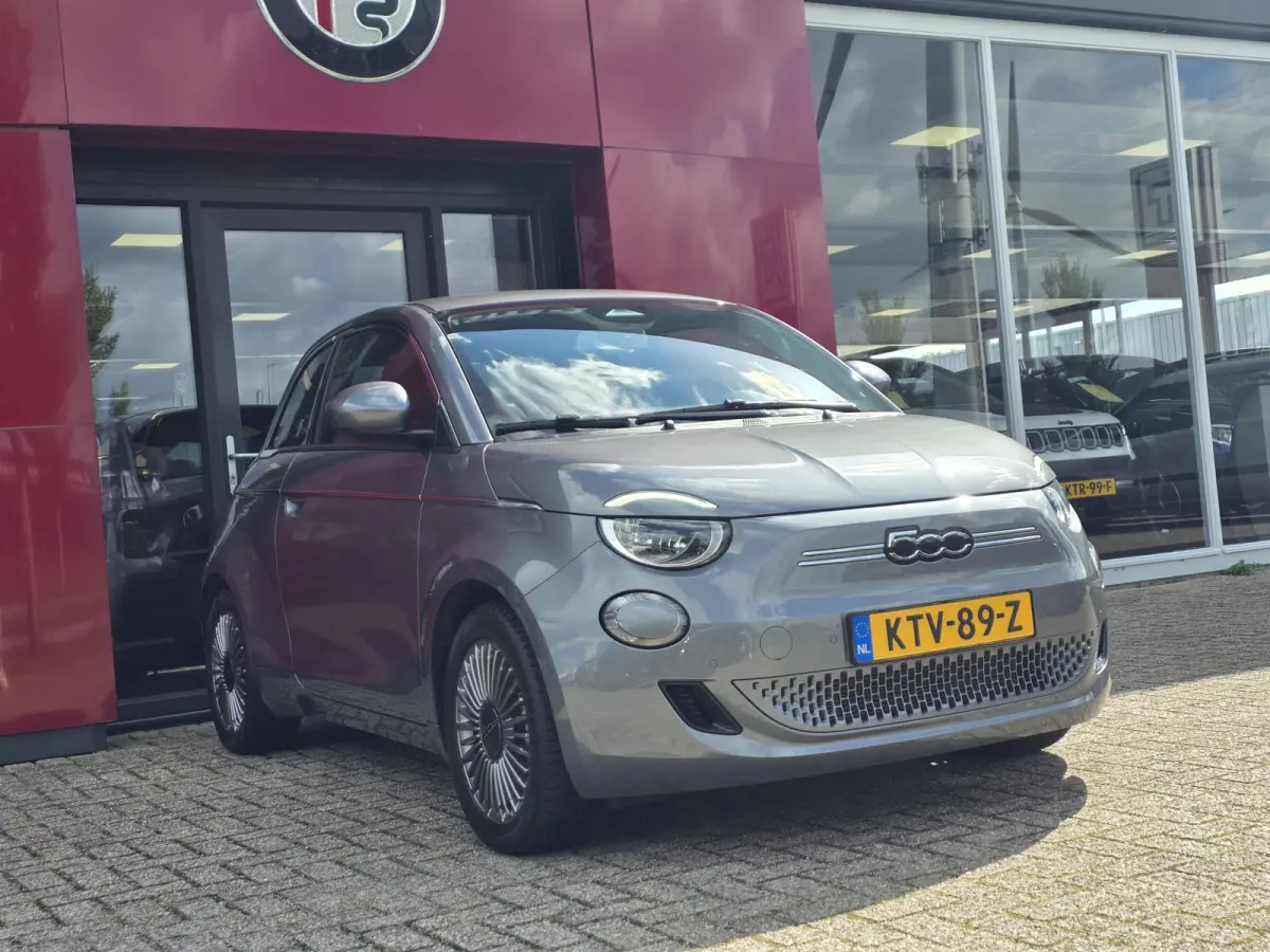 Urban 42 kWh | Pack Style | Pack Comfort | Camera | Stoelverwarming | Cruise control | Lane Assist | Apple Carplay/Android Auto
