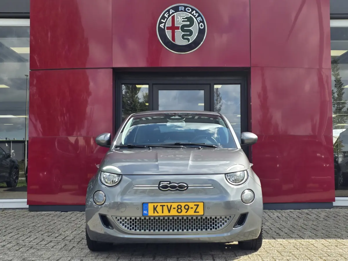 Urban 42 kWh | Pack Style | Pack Comfort | Camera | Stoelverwarming | Cruise control | Lane Assist | Apple Carplay/Android Auto